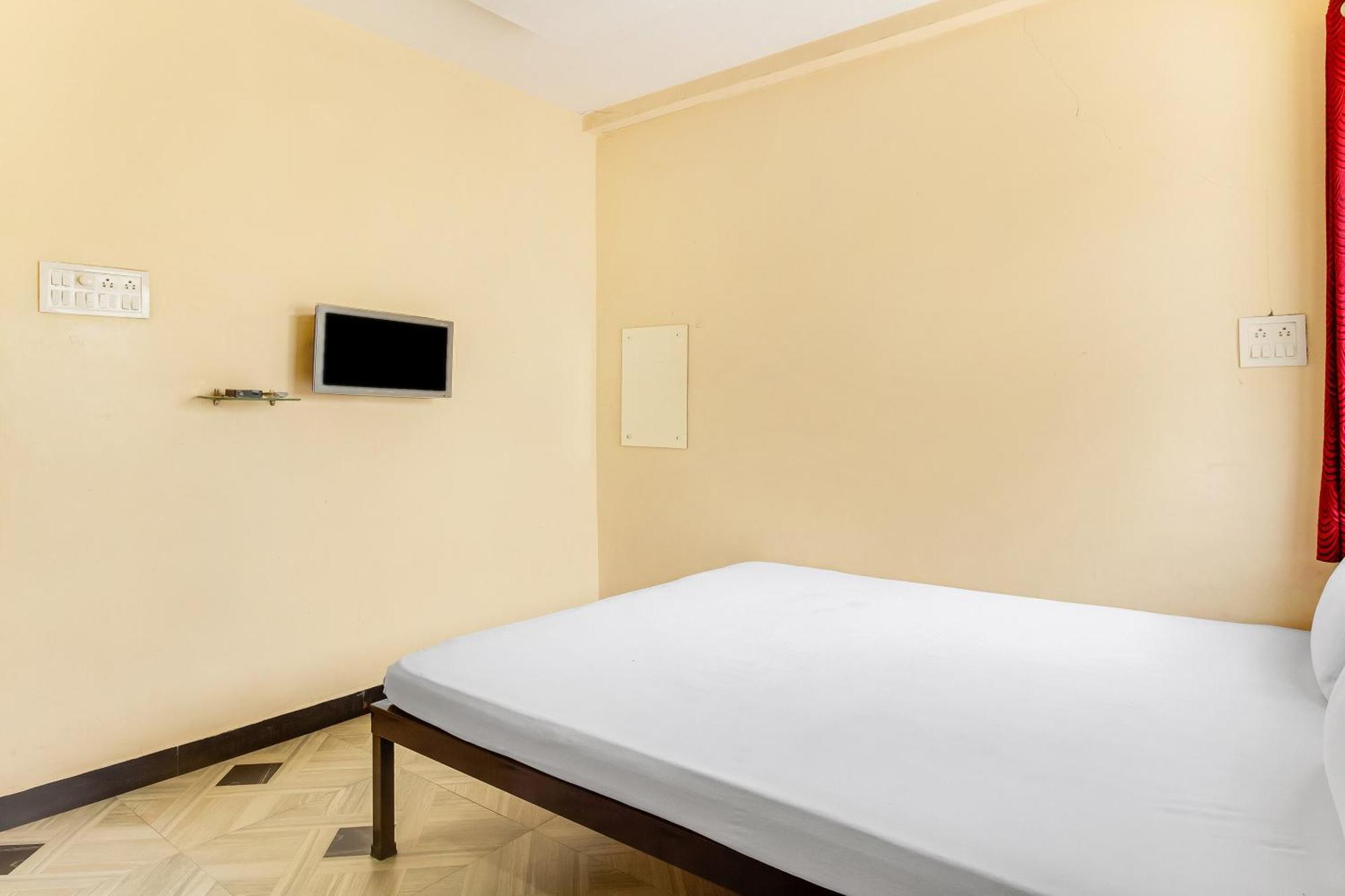 SPOT ON 44704 Harihar Lodging And Yatri Niwas Hotel Kolhapur Bagian luar foto