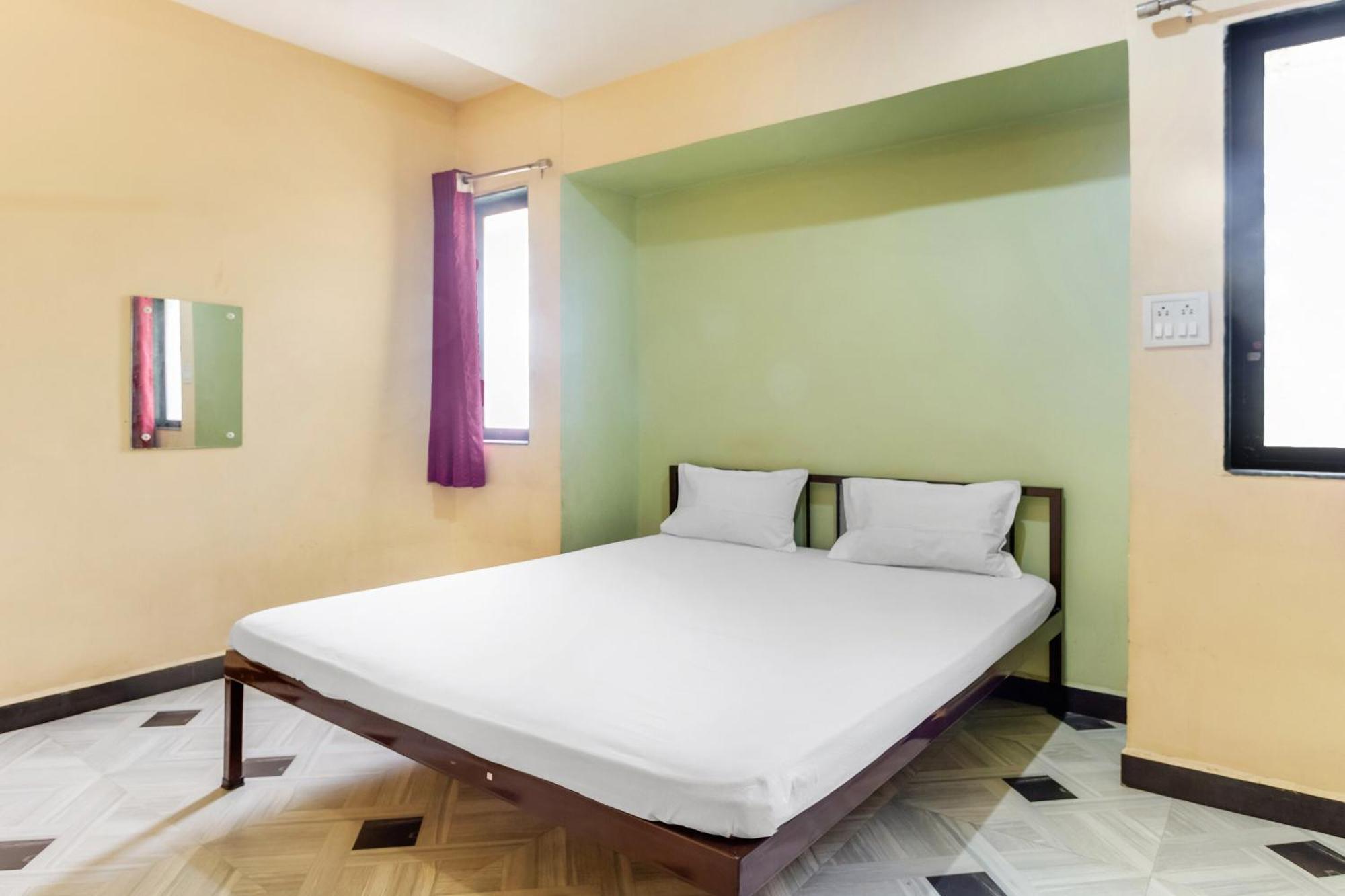 SPOT ON 44704 Harihar Lodging And Yatri Niwas Hotel Kolhapur Bagian luar foto