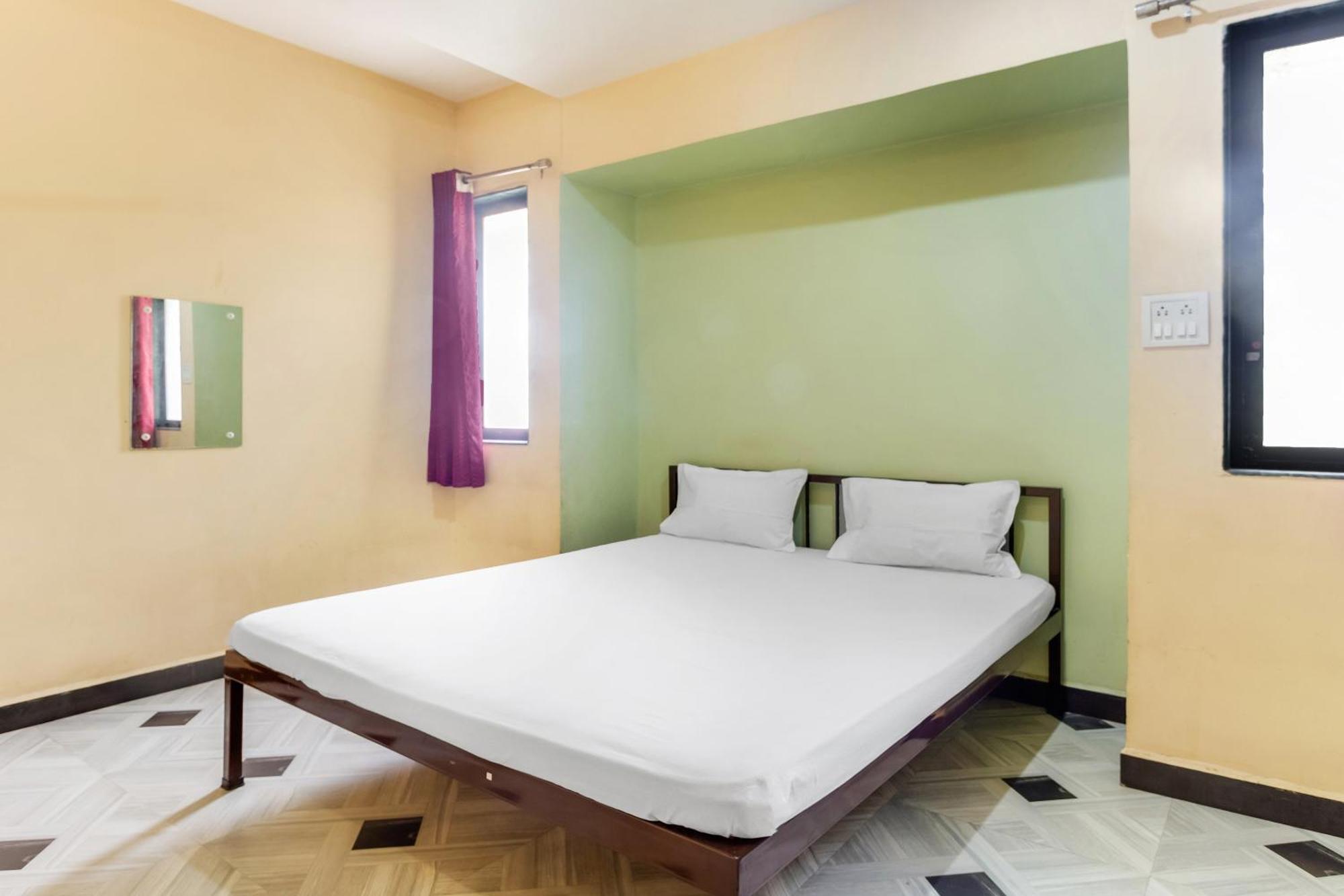 SPOT ON 44704 Harihar Lodging And Yatri Niwas Hotel Kolhapur Bagian luar foto