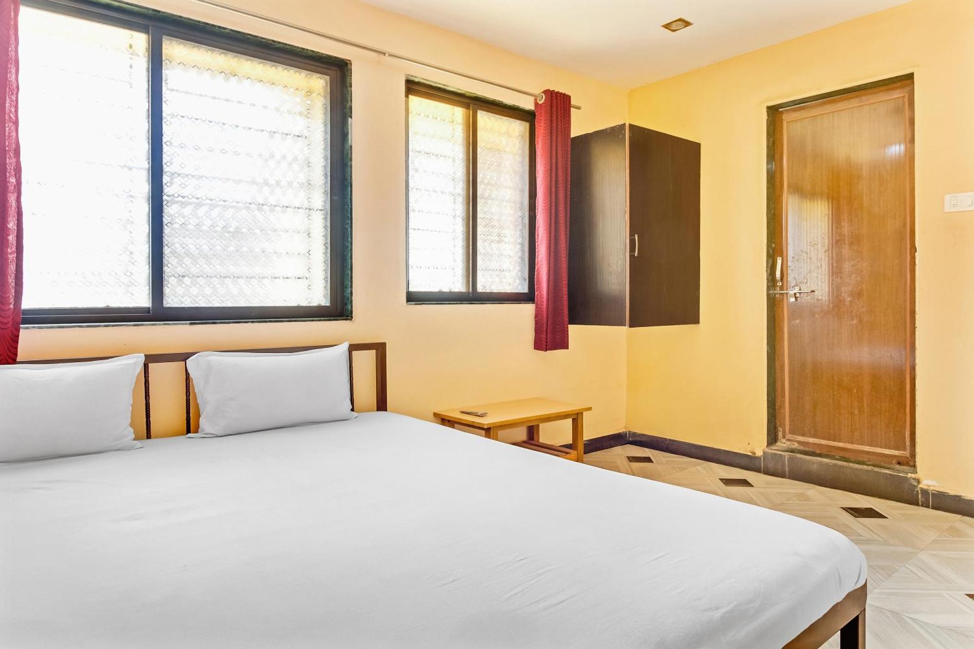 SPOT ON 44704 Harihar Lodging And Yatri Niwas Hotel Kolhapur Bagian luar foto