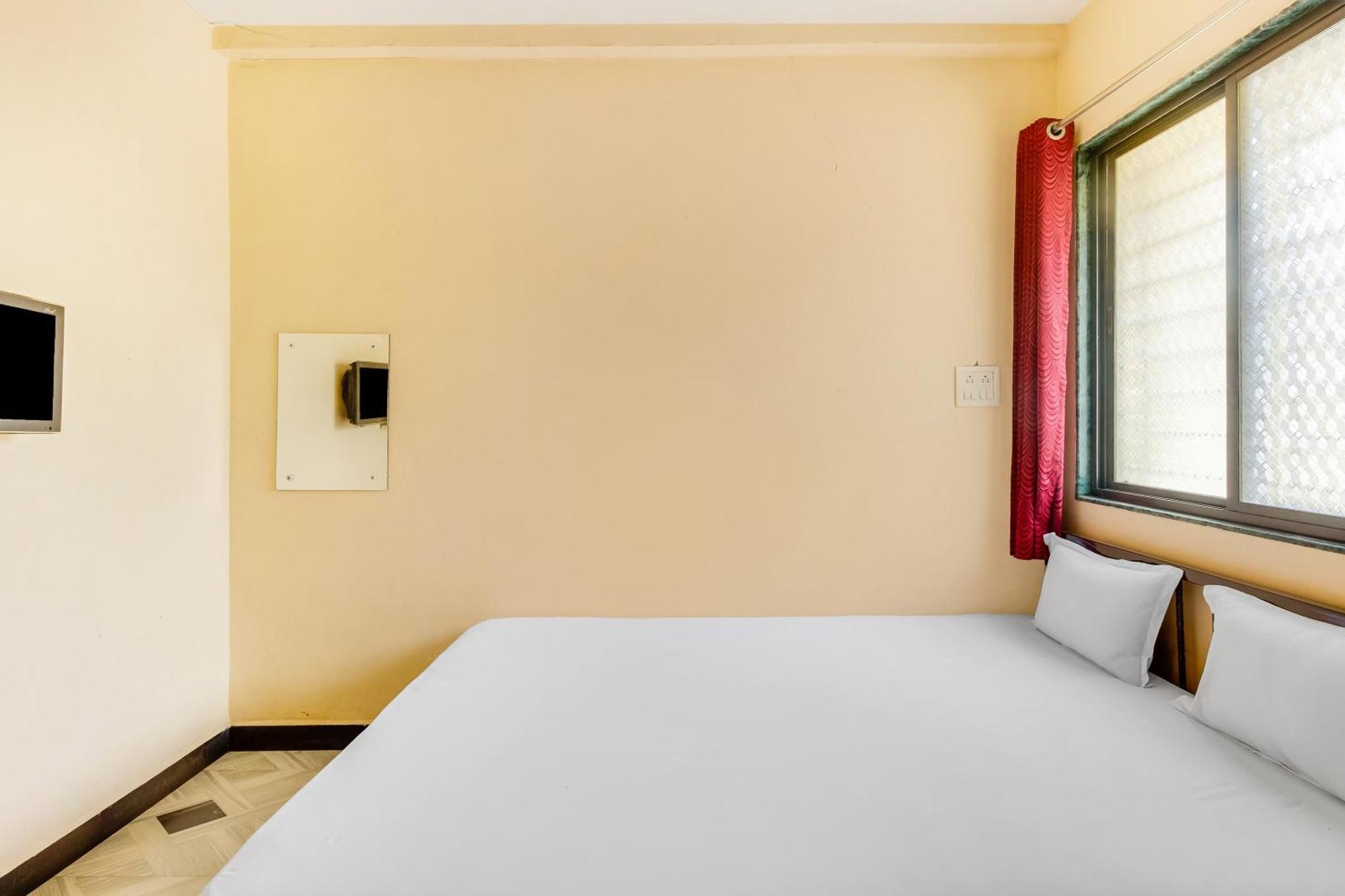 SPOT ON 44704 Harihar Lodging And Yatri Niwas Hotel Kolhapur Bagian luar foto