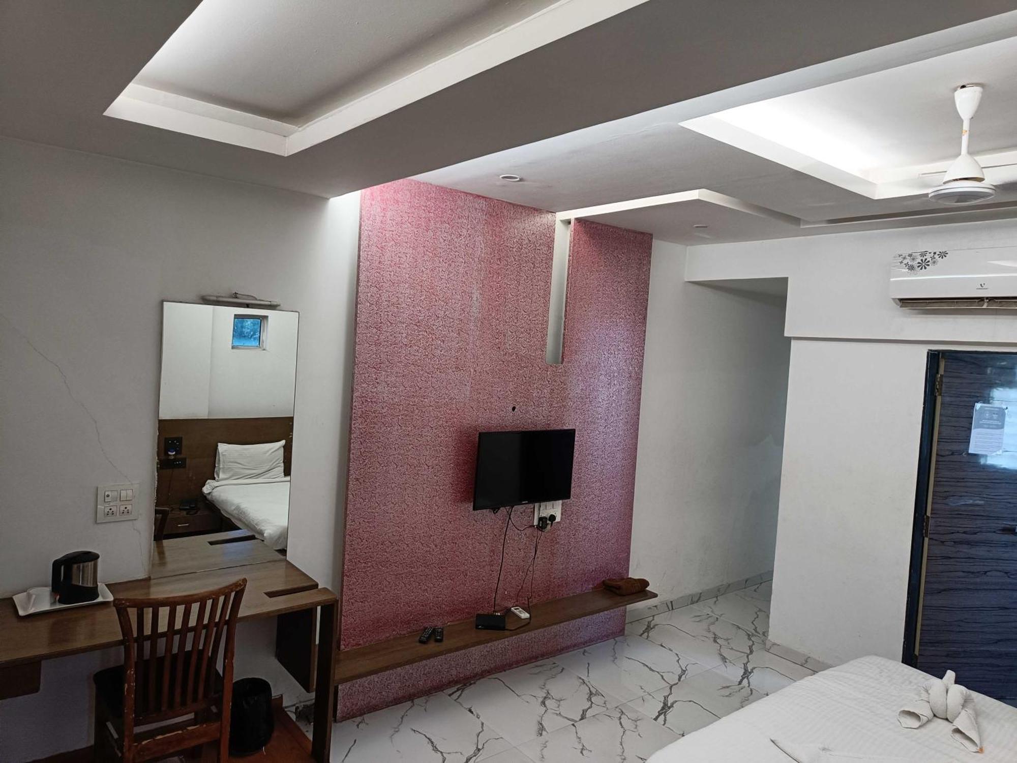 SPOT ON 44704 Harihar Lodging And Yatri Niwas Hotel Kolhapur Bagian luar foto