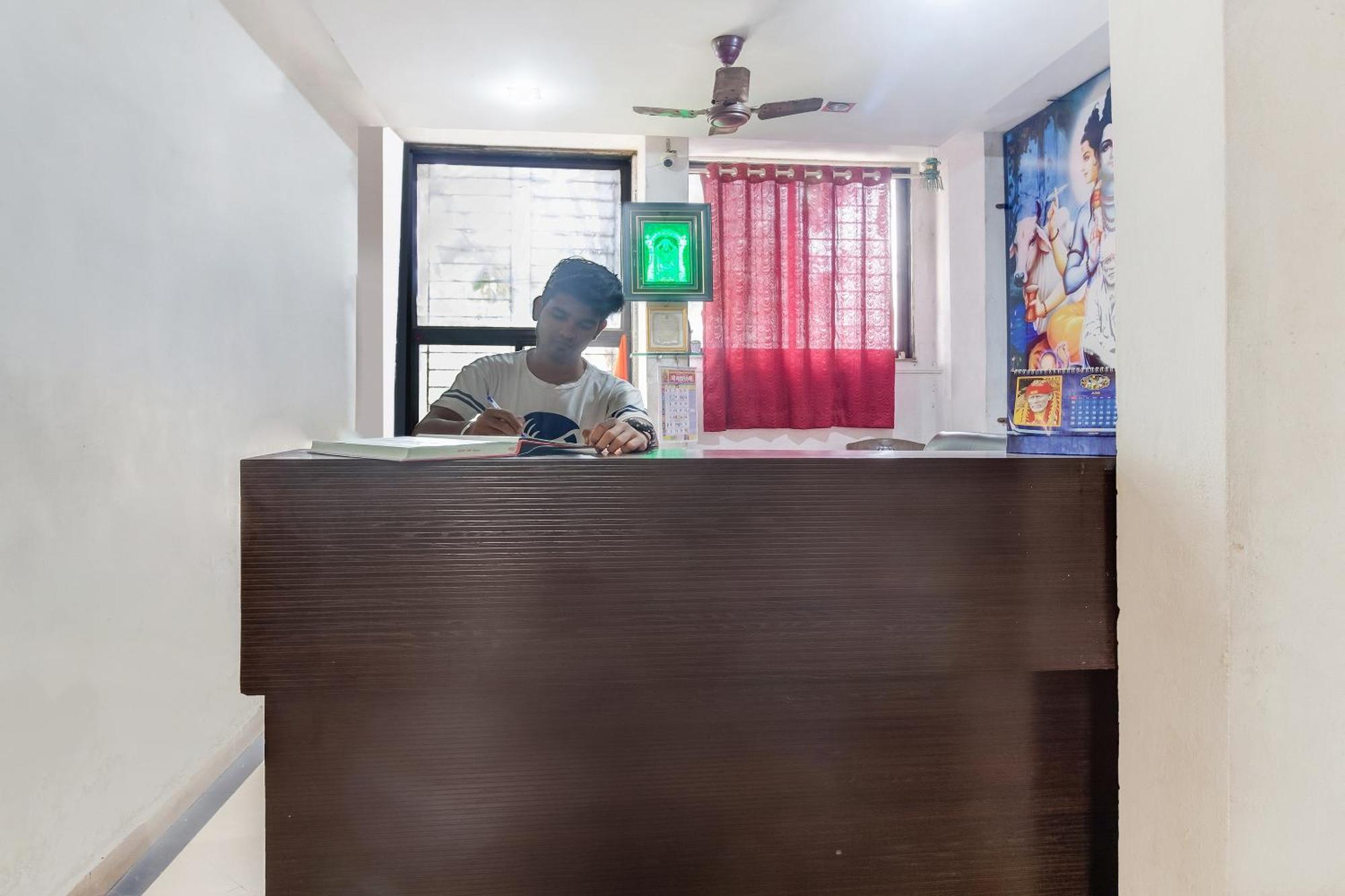 SPOT ON 44704 Harihar Lodging And Yatri Niwas Hotel Kolhapur Bagian luar foto