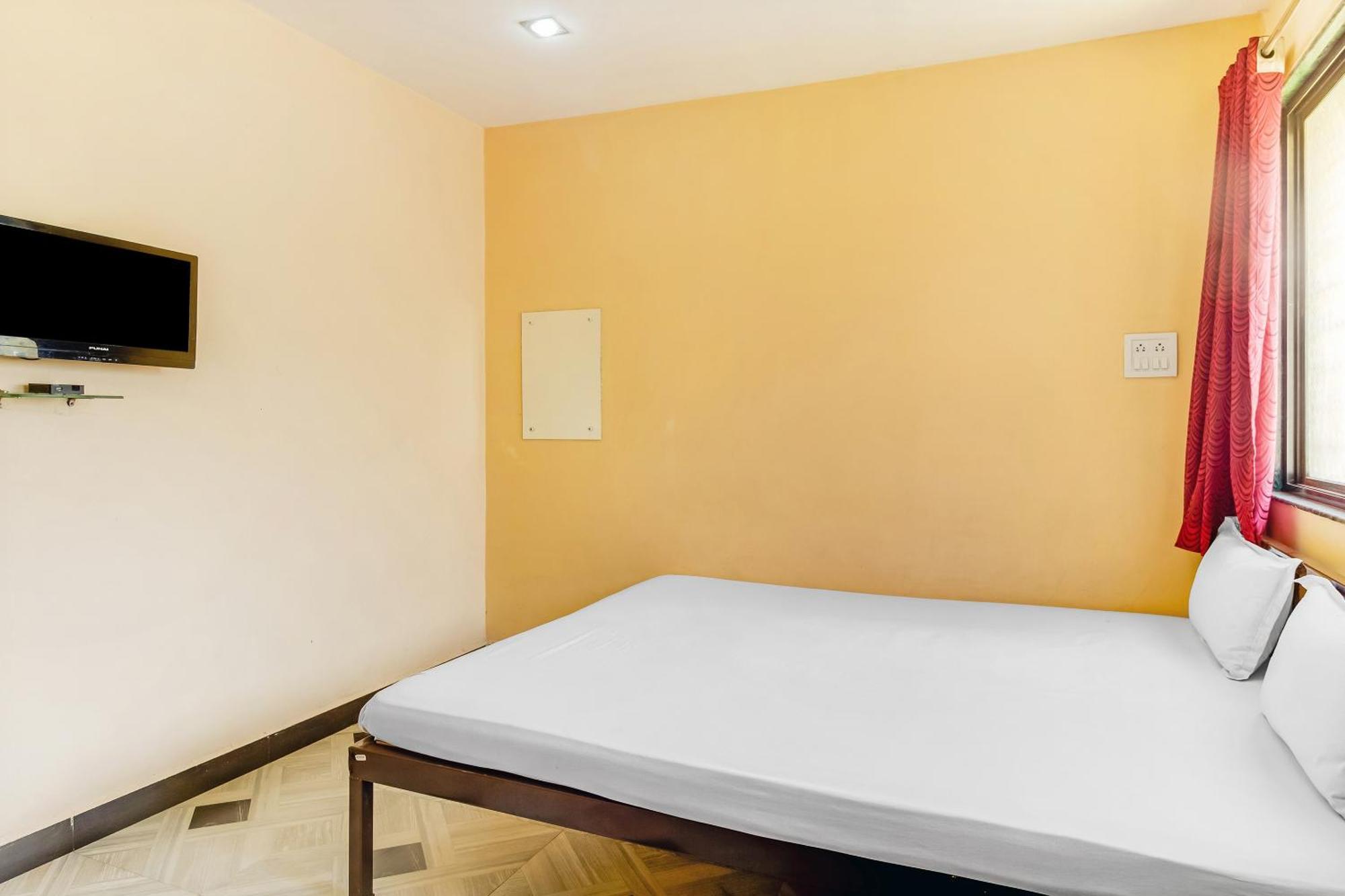 SPOT ON 44704 Harihar Lodging And Yatri Niwas Hotel Kolhapur Bagian luar foto