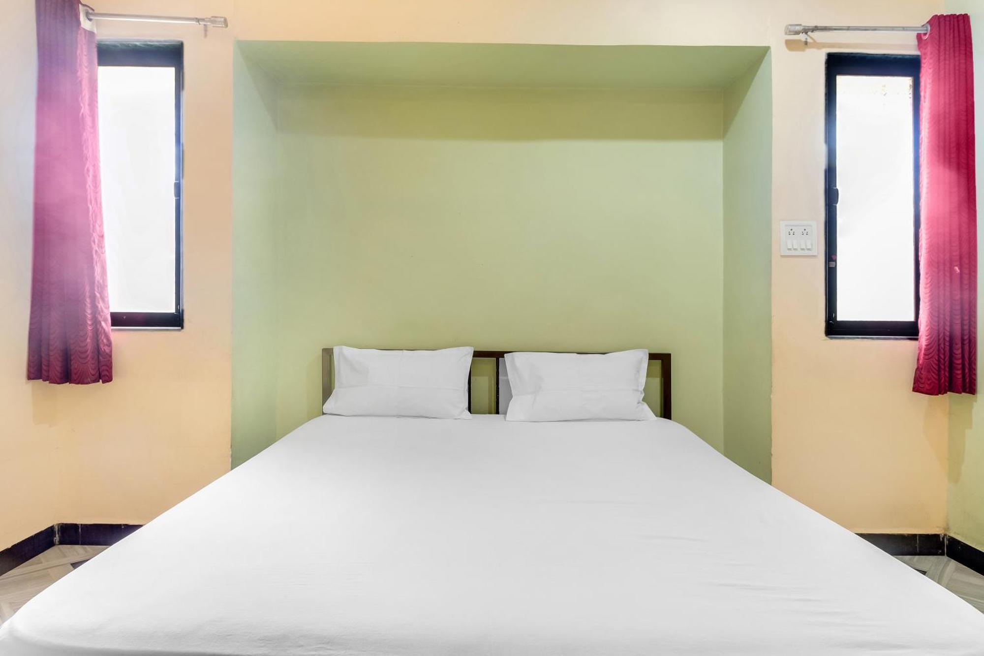 SPOT ON 44704 Harihar Lodging And Yatri Niwas Hotel Kolhapur Bagian luar foto