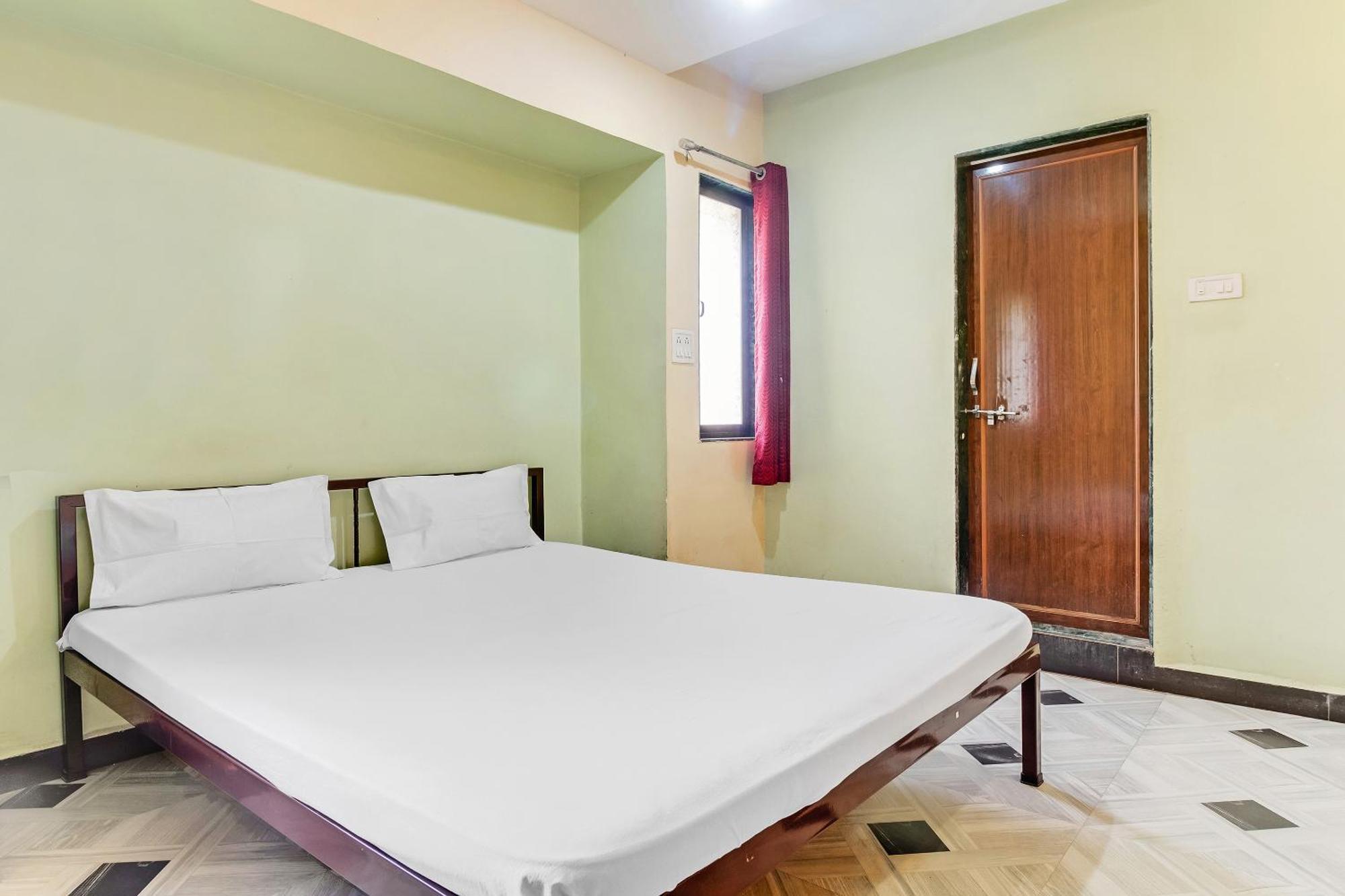 SPOT ON 44704 Harihar Lodging And Yatri Niwas Hotel Kolhapur Bagian luar foto