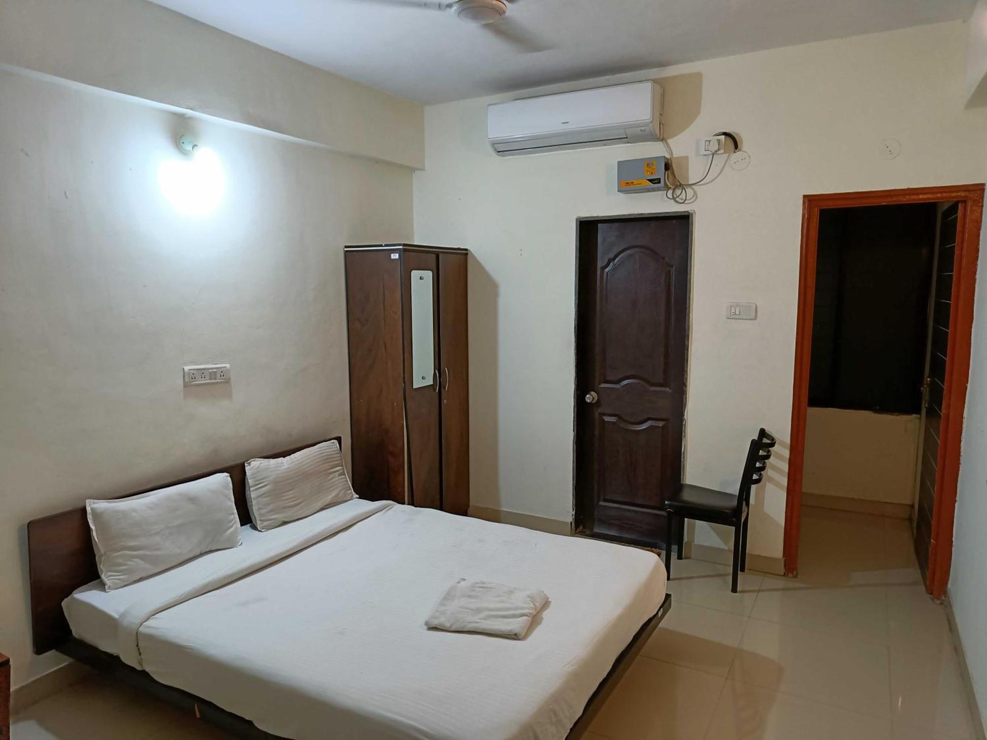 SPOT ON 44704 Harihar Lodging And Yatri Niwas Hotel Kolhapur Bagian luar foto