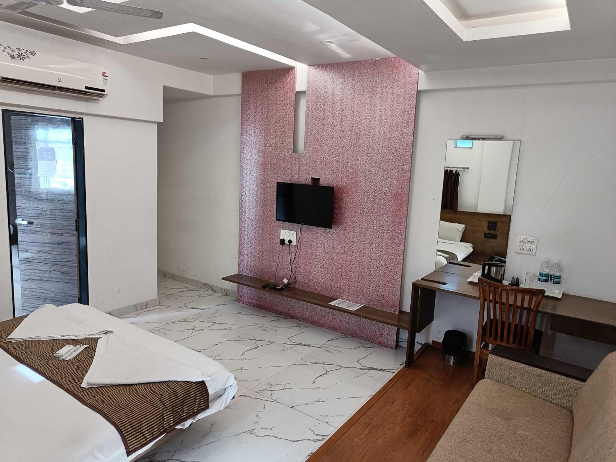 SPOT ON 44704 Harihar Lodging And Yatri Niwas Hotel Kolhapur Bagian luar foto