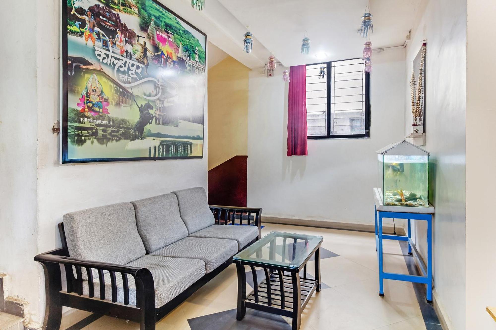 SPOT ON 44704 Harihar Lodging And Yatri Niwas Hotel Kolhapur Bagian luar foto