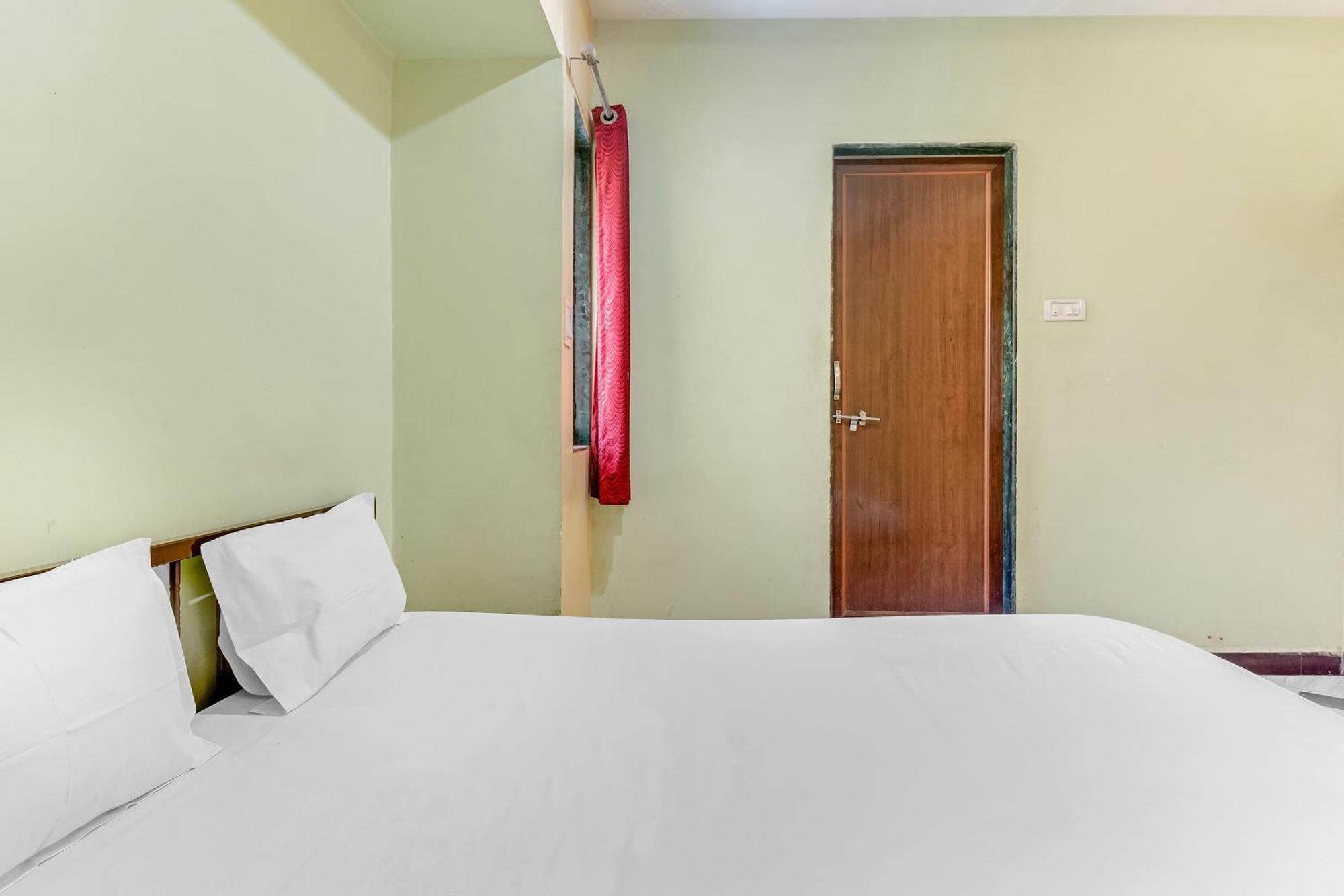SPOT ON 44704 Harihar Lodging And Yatri Niwas Hotel Kolhapur Bagian luar foto