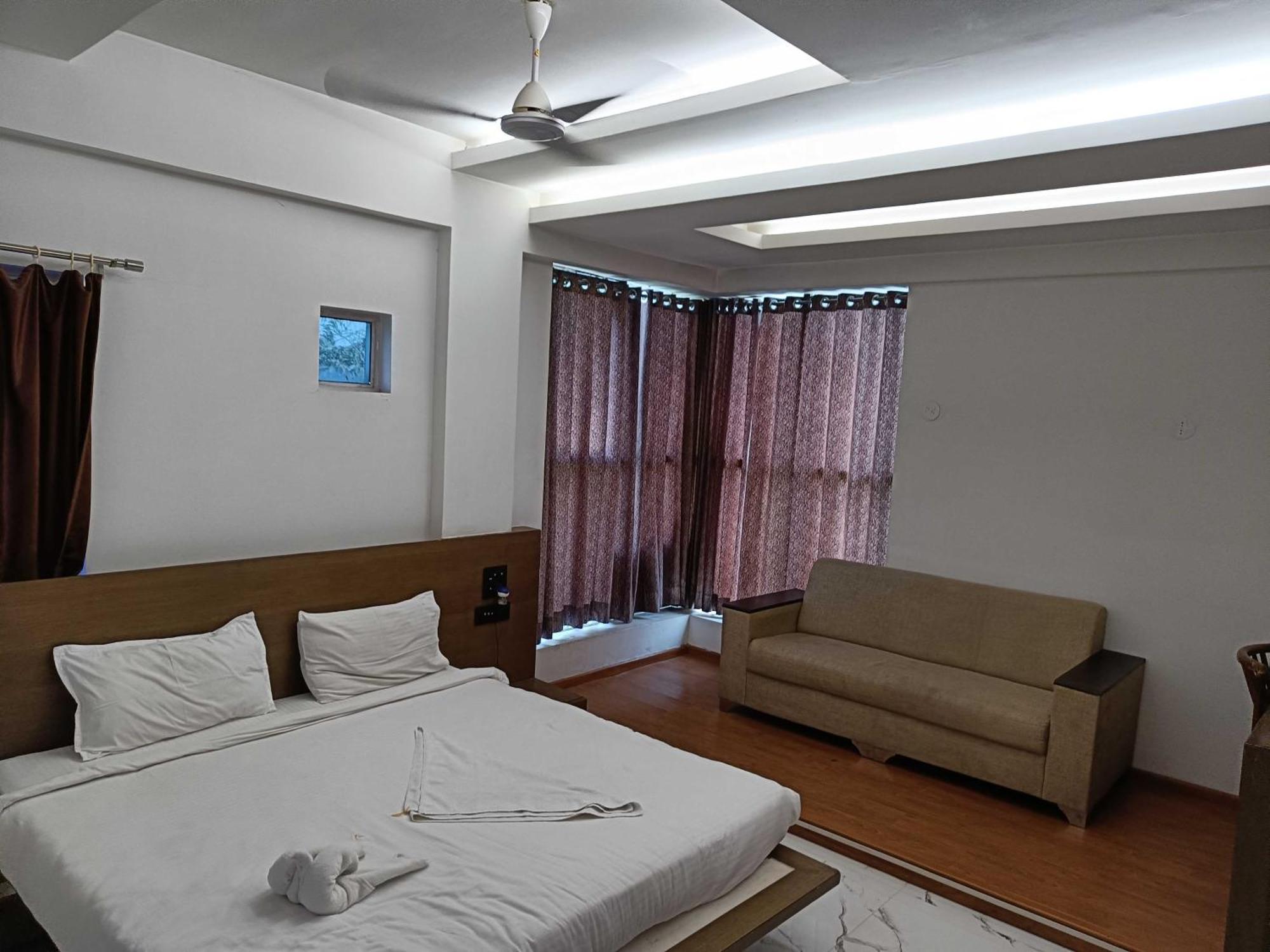 SPOT ON 44704 Harihar Lodging And Yatri Niwas Hotel Kolhapur Bagian luar foto